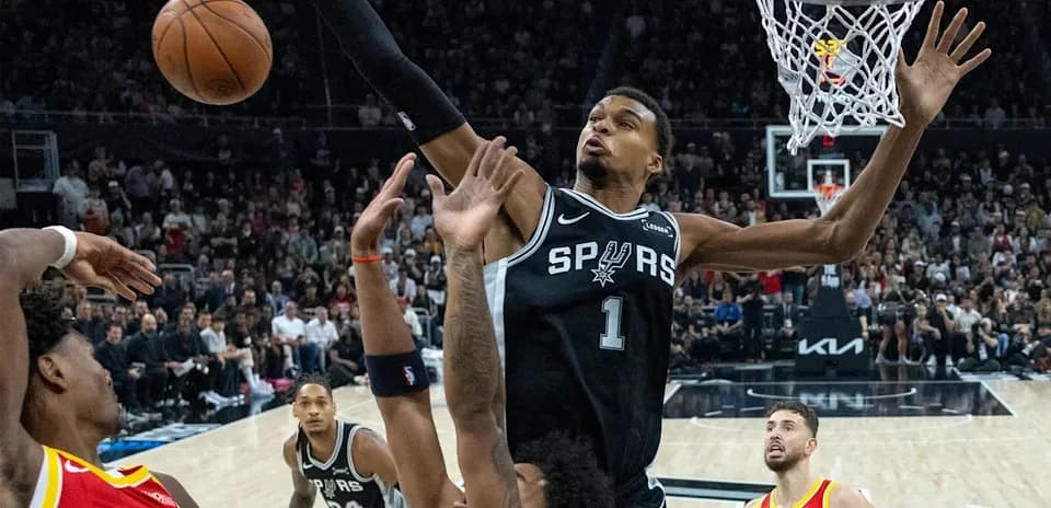 Joueur des Spurs dunkant sur un défenseur des Rockets