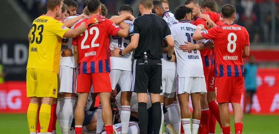 Joueurs des deux équipes se rassemblant après une action