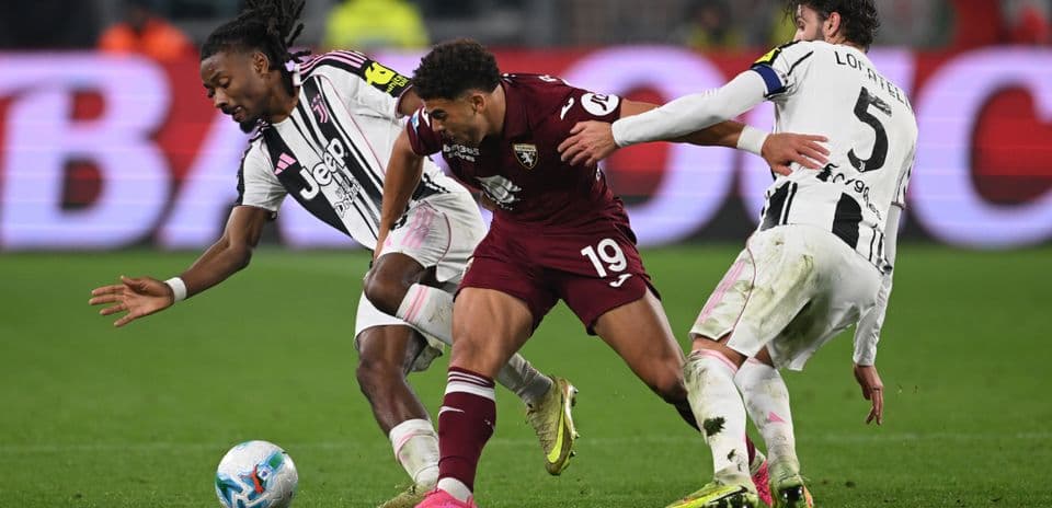 Deux joueurs de Torino et Juventus en action