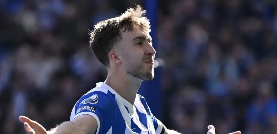 Joueur célébrant un but dans un stade rempli