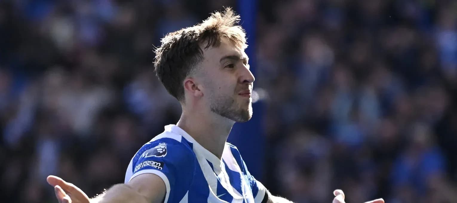Joueur célébrant un but dans un stade rempli
