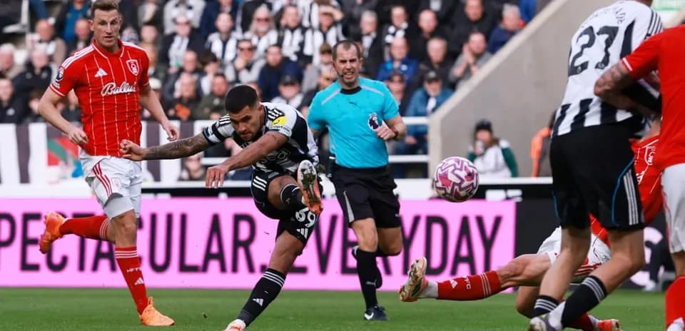 Joueur de Newcastle tirant au but contre Nottingham