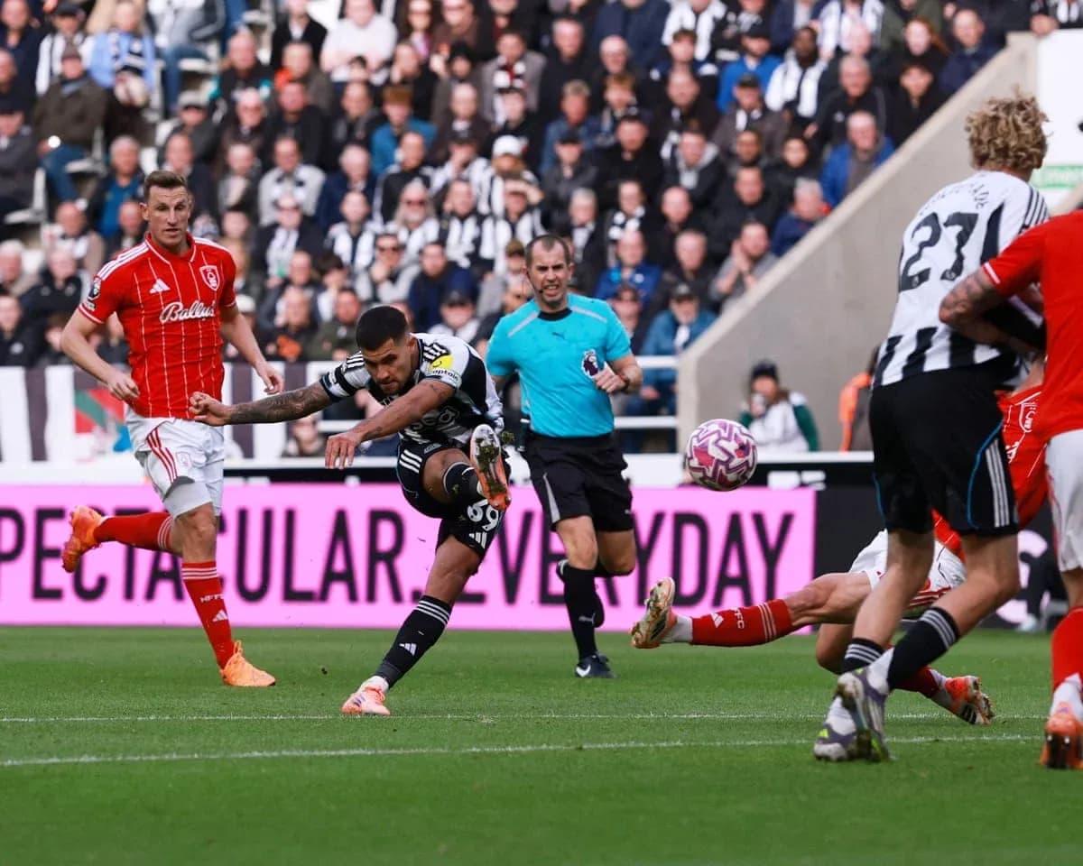 Joueur de Newcastle tirant au but contre Nottingham