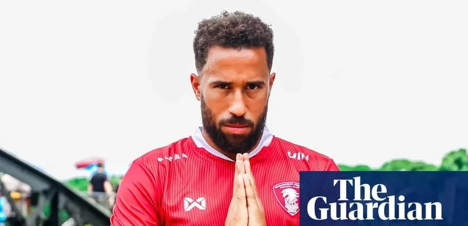 Joueur en maillot rouge avec les mains jointes