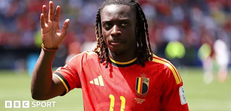 Joueur belge saluant le public en maillot rouge