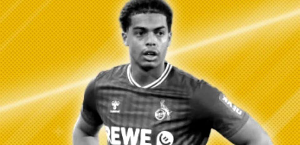 Joueur en maillot REWE sur fond jaune
