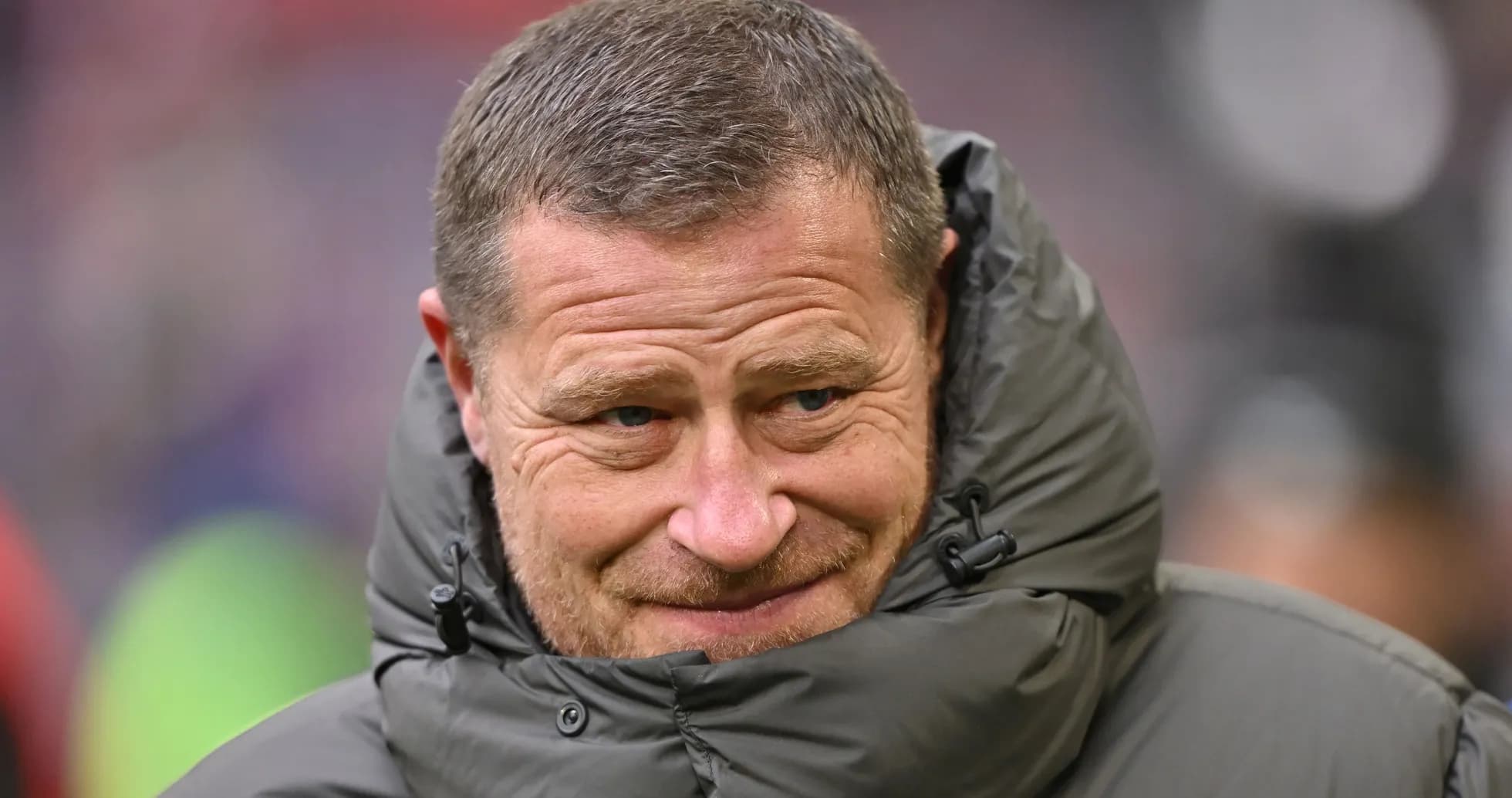 Entraîneur souriant avec un manteau chaud