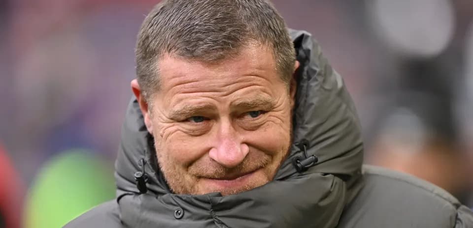 Entraîneur souriant avec un manteau chaud