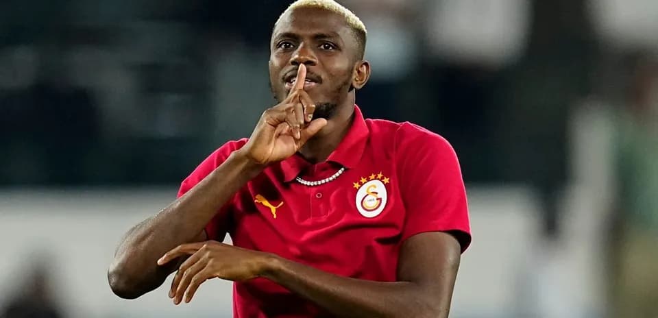 Joueur de Galatasaray faisant un geste de silence