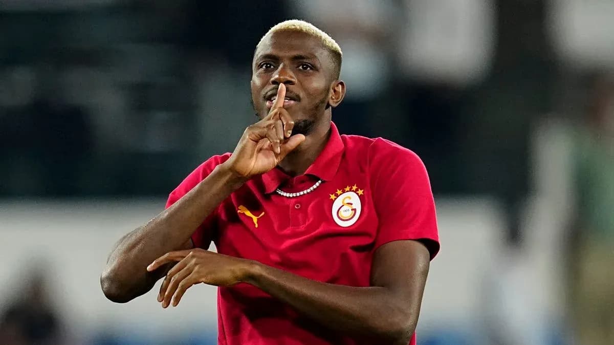 Joueur de Galatasaray faisant un geste de silence