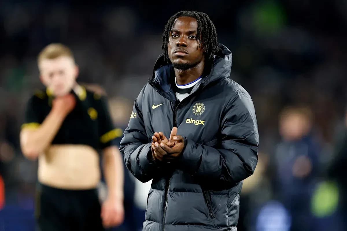Joueur de Chelsea applaudissant après le match