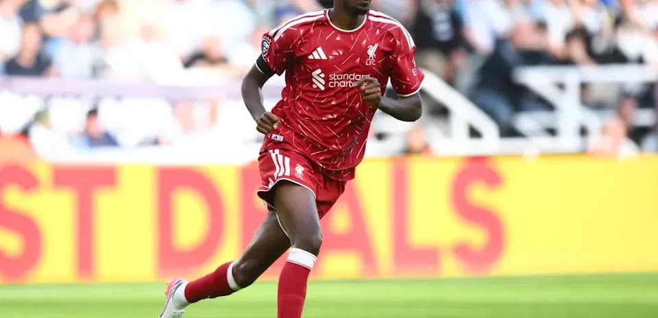 Joueur de Liverpool courant sur le terrain