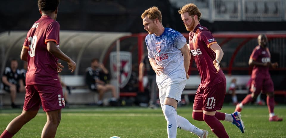 Joueurs en action lors du match de football