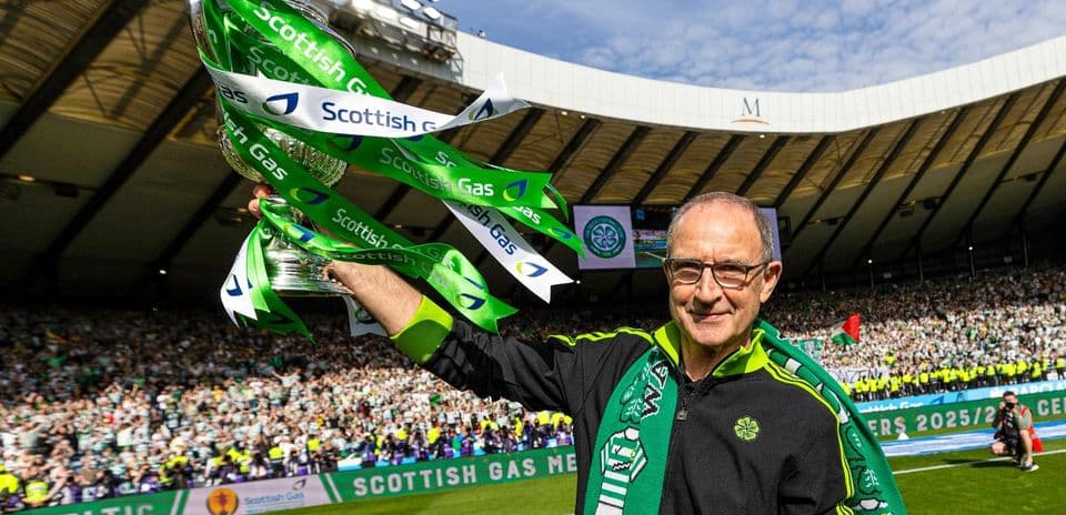 Homme levant un trophée avec des rubans verts