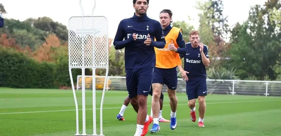 Joueurs de Tottenham courant lors de l'entraînement