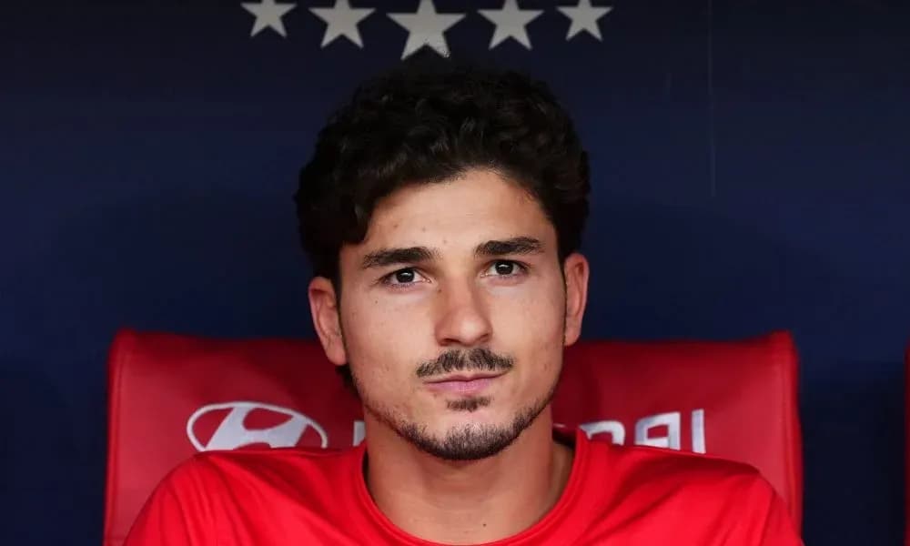 Joueur assis sur le banc de touche au stade