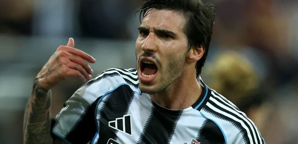 Joueur de Newcastle célébrant un but sur le terrain