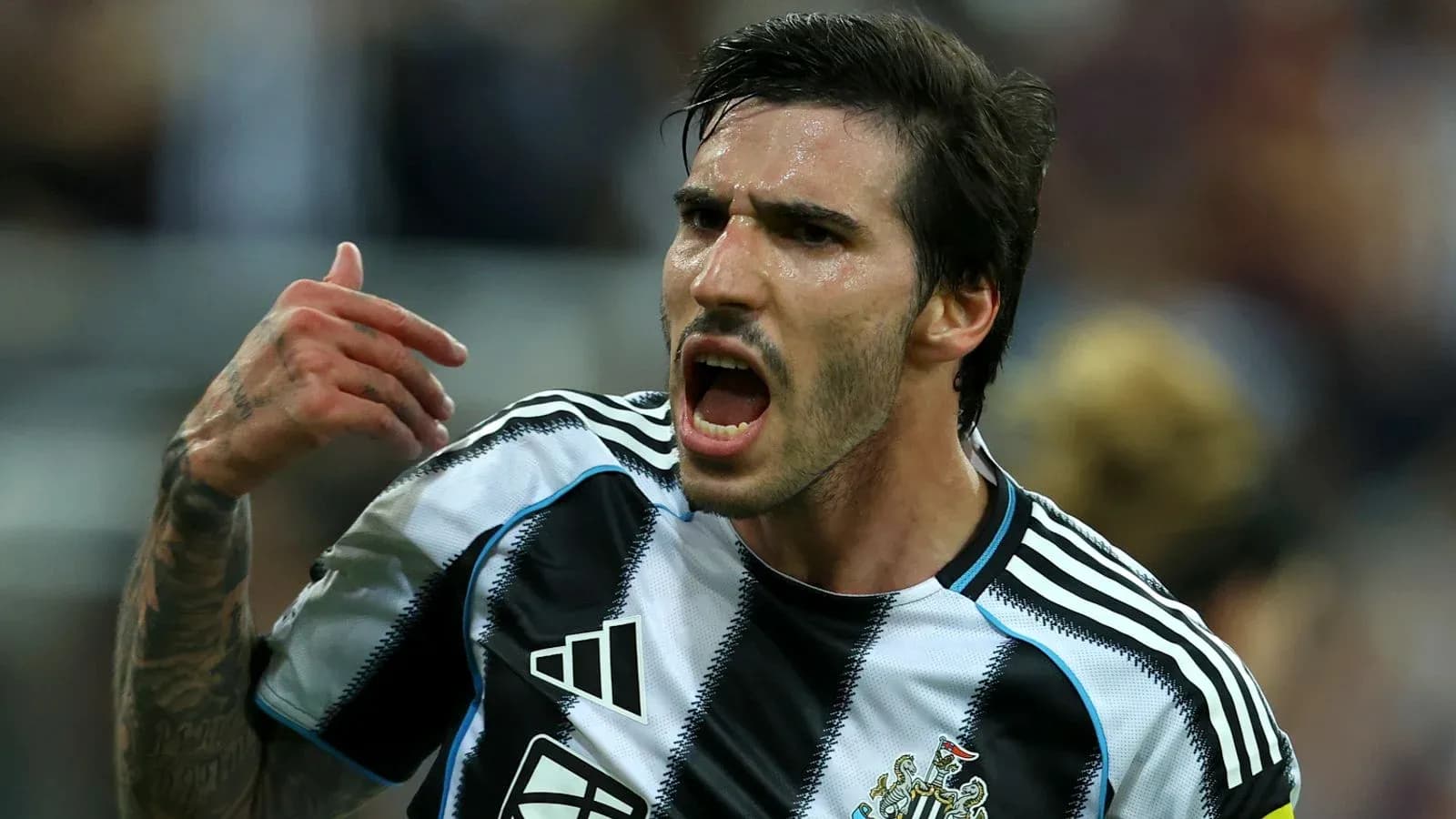 Joueur de Newcastle célébrant un but sur le terrain