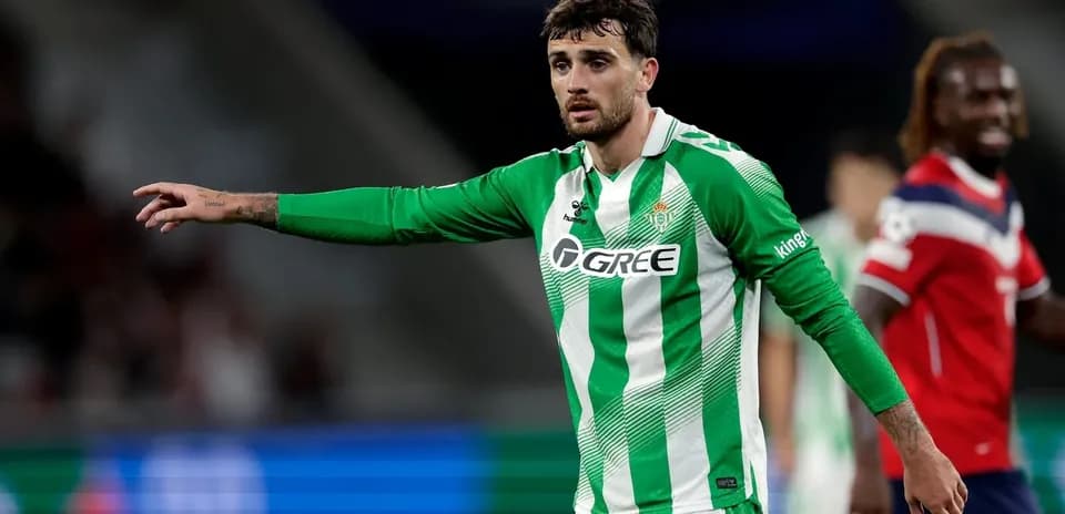 Joueur de Betis levant le bras sur le terrain
