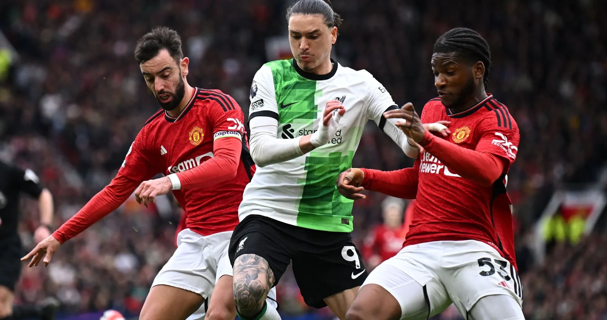 Trois joueurs en action lors d'un match de football