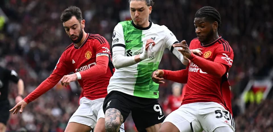 Trois joueurs en action lors d'un match de football