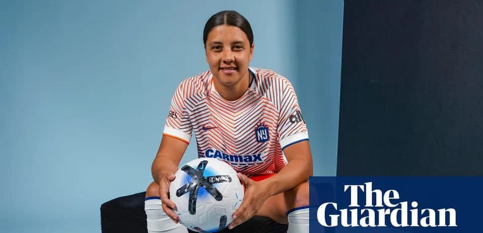 Joueuse de football posant avec un ballon