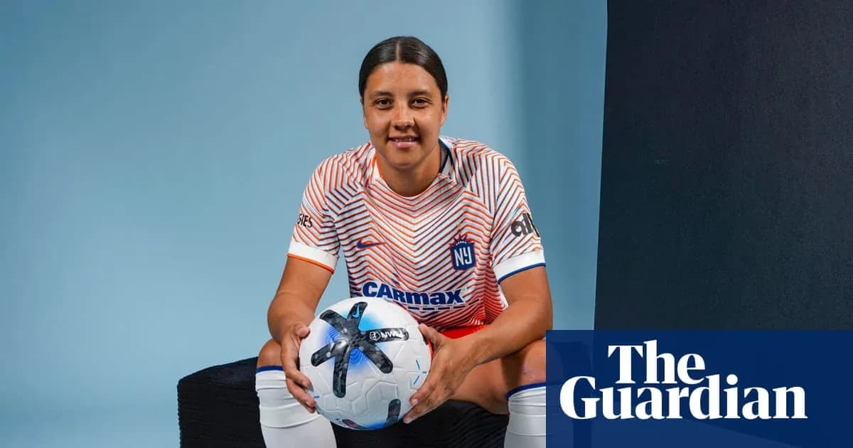 Joueuse de football posant avec un ballon