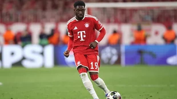 Joueur de Bayern Munich dribblant le ballon sur le terrain