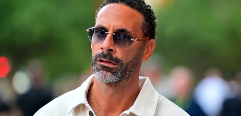 Homme avec des lunettes de soleil marchant dans la rue