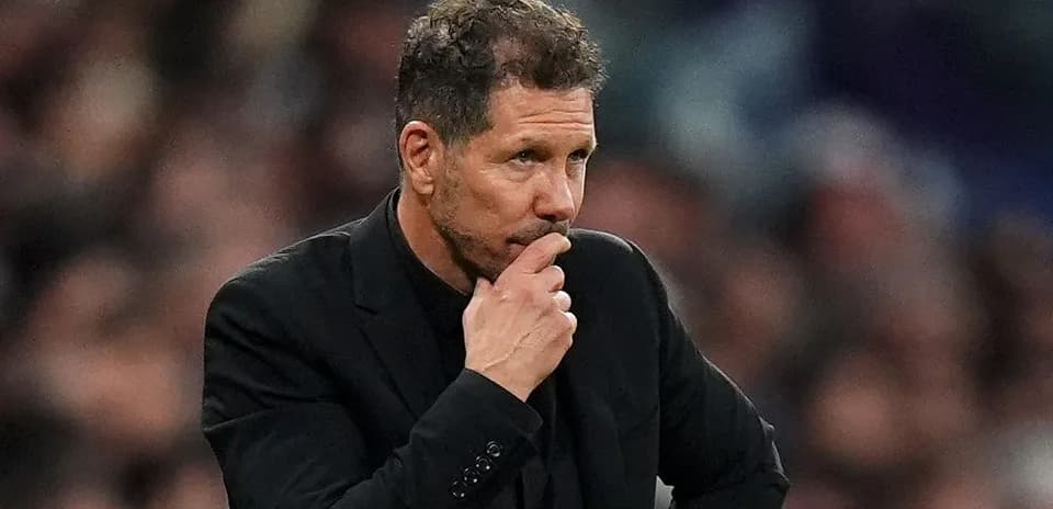 Entraîneur observant le match sur le banc