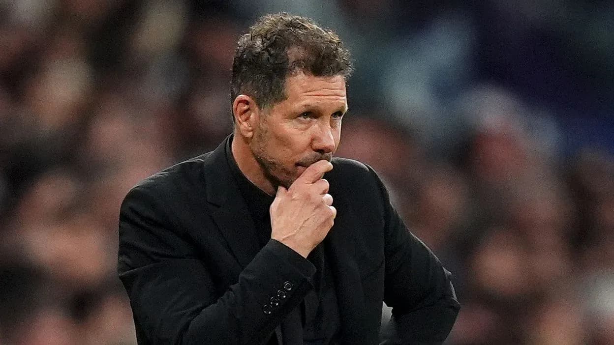 Entraîneur observant le match sur le banc