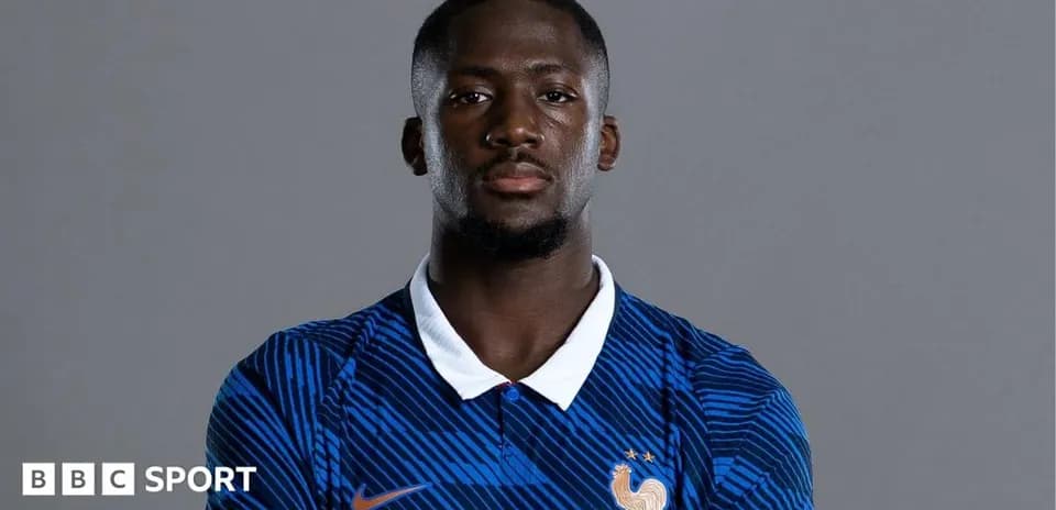 Joueur de football en maillot bleu de la France