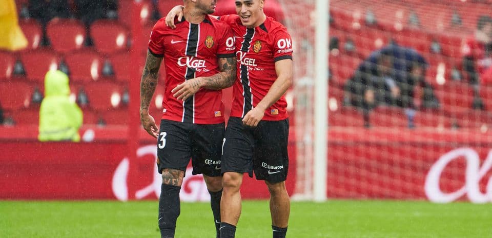 Deux joueurs de Mallorca célébrant un but