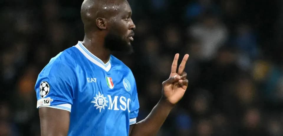 Joueur de Naples montrant deux doigts sur le terrain