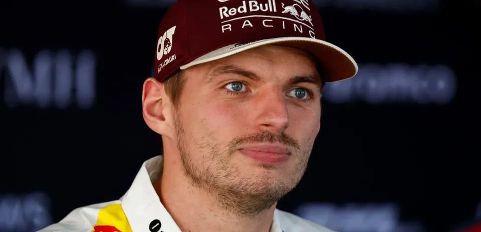 Pilote de Formule 1 lors d'une conférence de presse