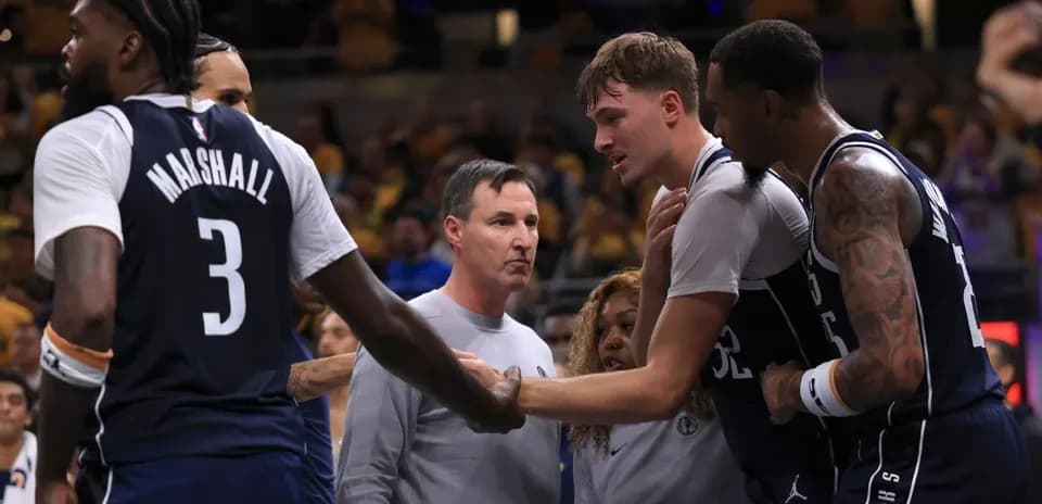 Joueurs des Mavericks se rassemblant sur le banc