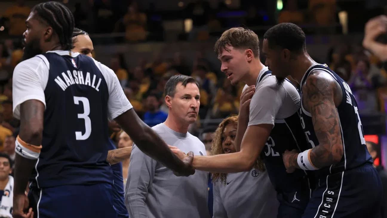 Joueurs des Mavericks se rassemblant sur le banc