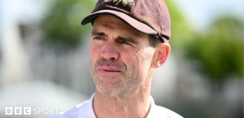 Homme en tenue de cricket portant une casquette