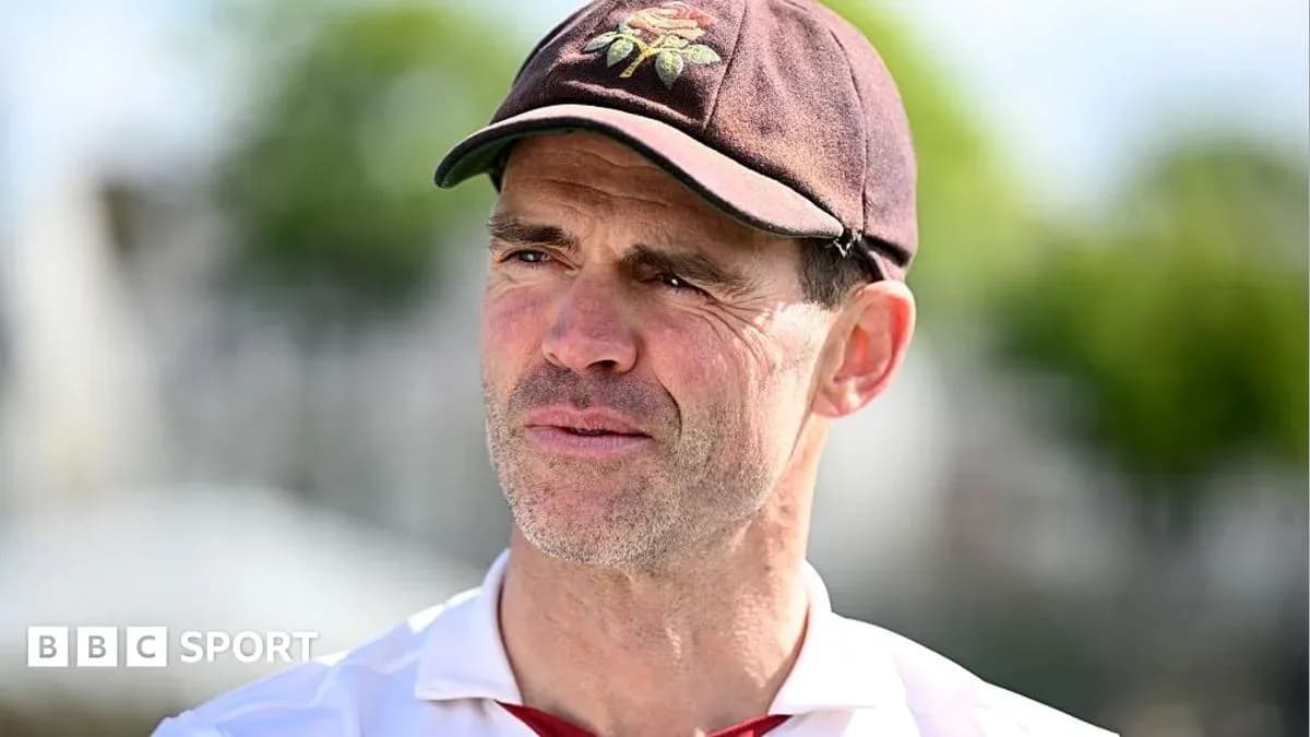 Homme en tenue de cricket portant une casquette