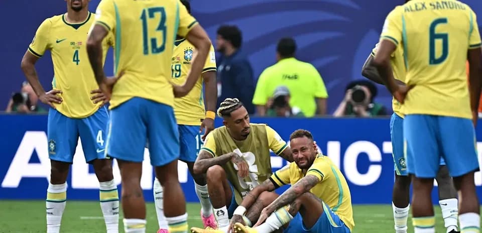 Joueurs brésiliens regroupés autour de Neymar au sol