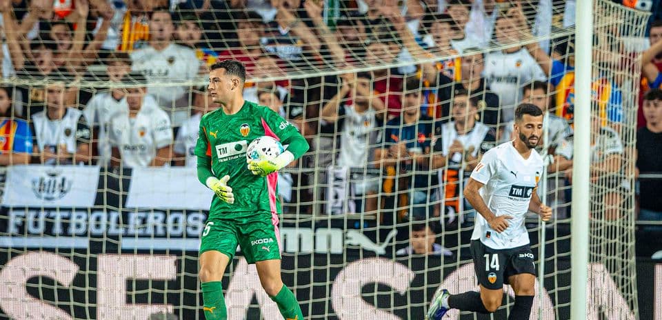 Gardien de but de Valence avec des supporters en arrière-plan
