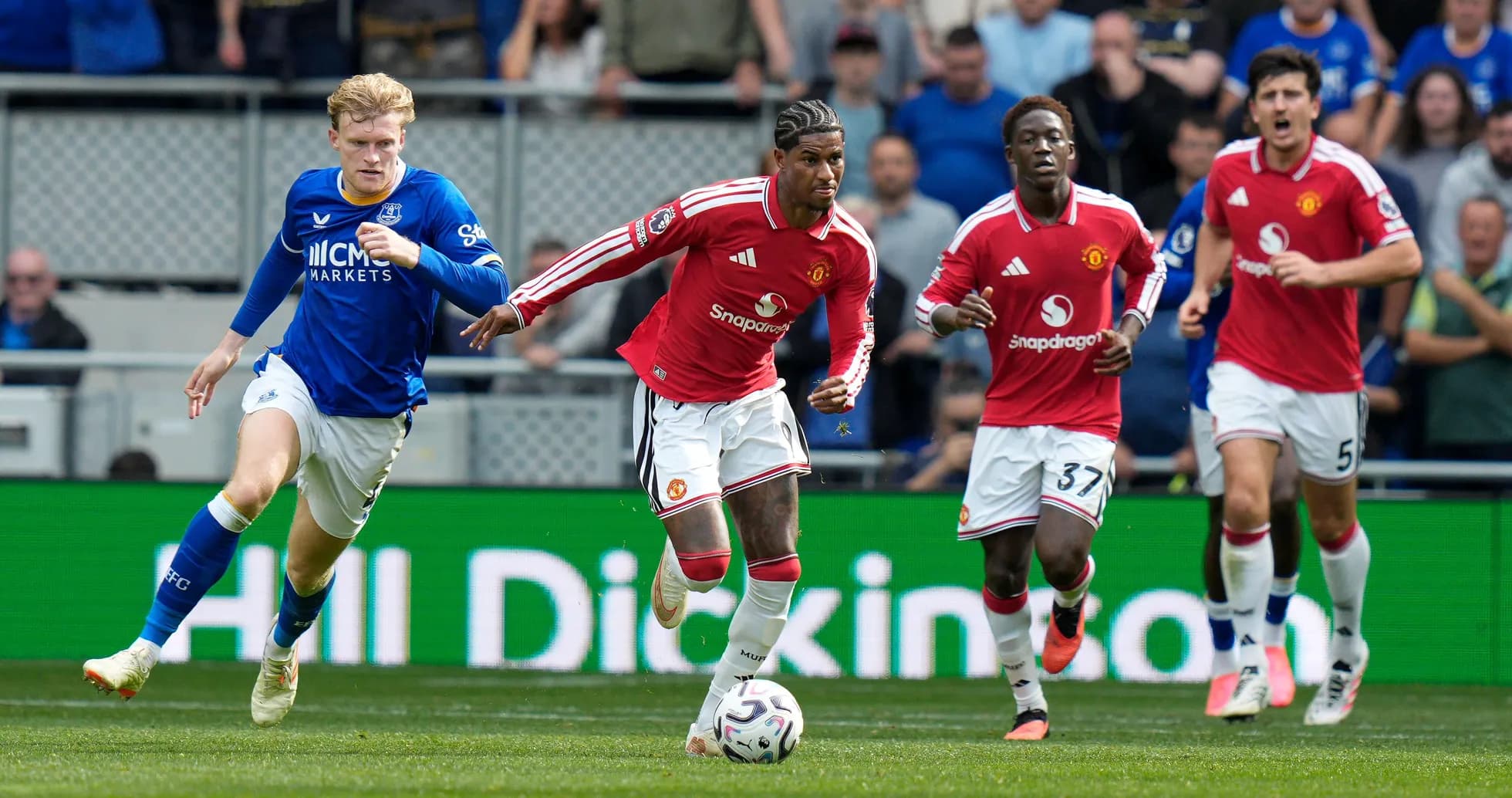 Joueur de Manchester United poursuivant un joueur d'Everton