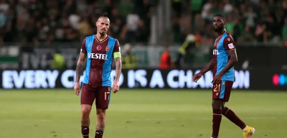 Joueurs de Trabzonspor sur le terrain après le match
