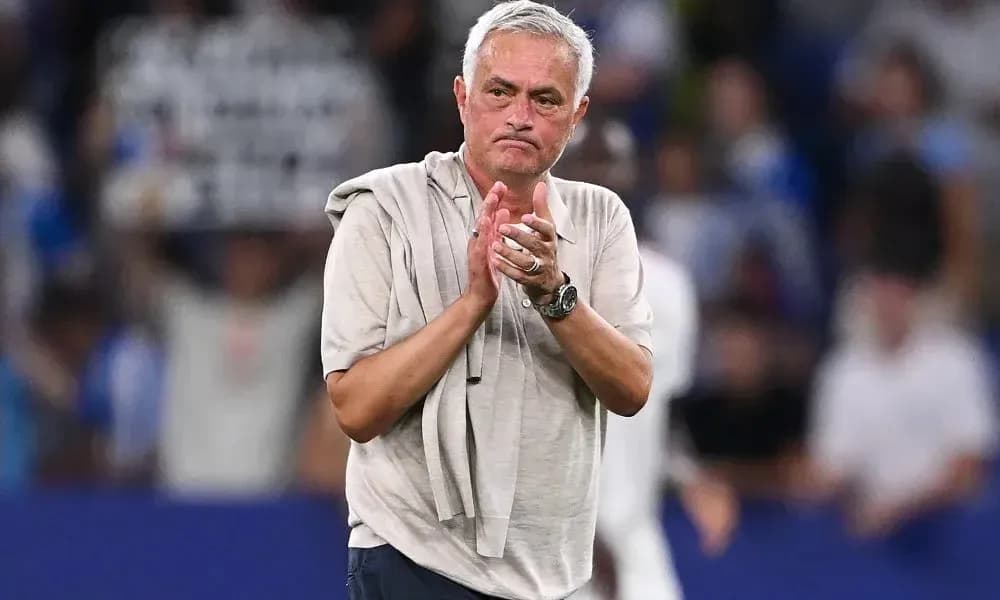 Entraîneur applaudissant après le match