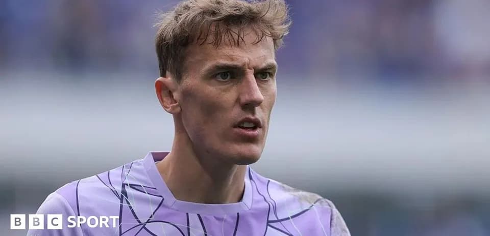 Gardien de but en maillot violet lors d'un match