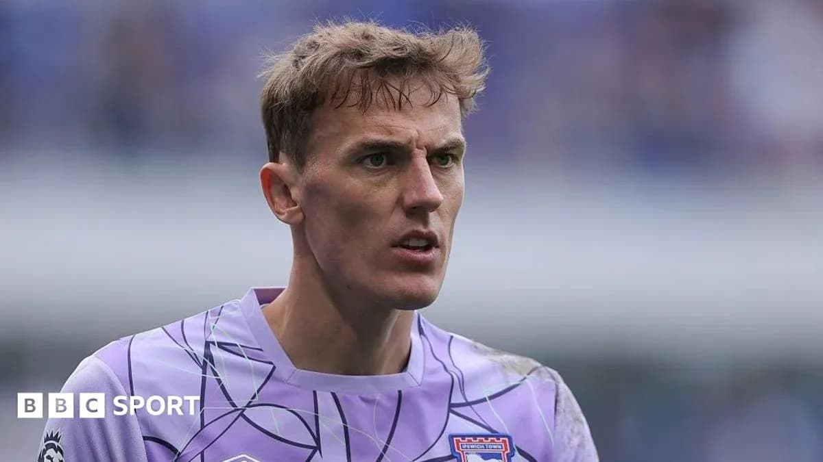 Gardien de but en maillot violet lors d'un match
