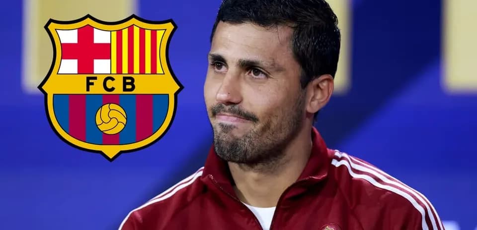Joueur lors d'une conférence de presse avec logo du Barça