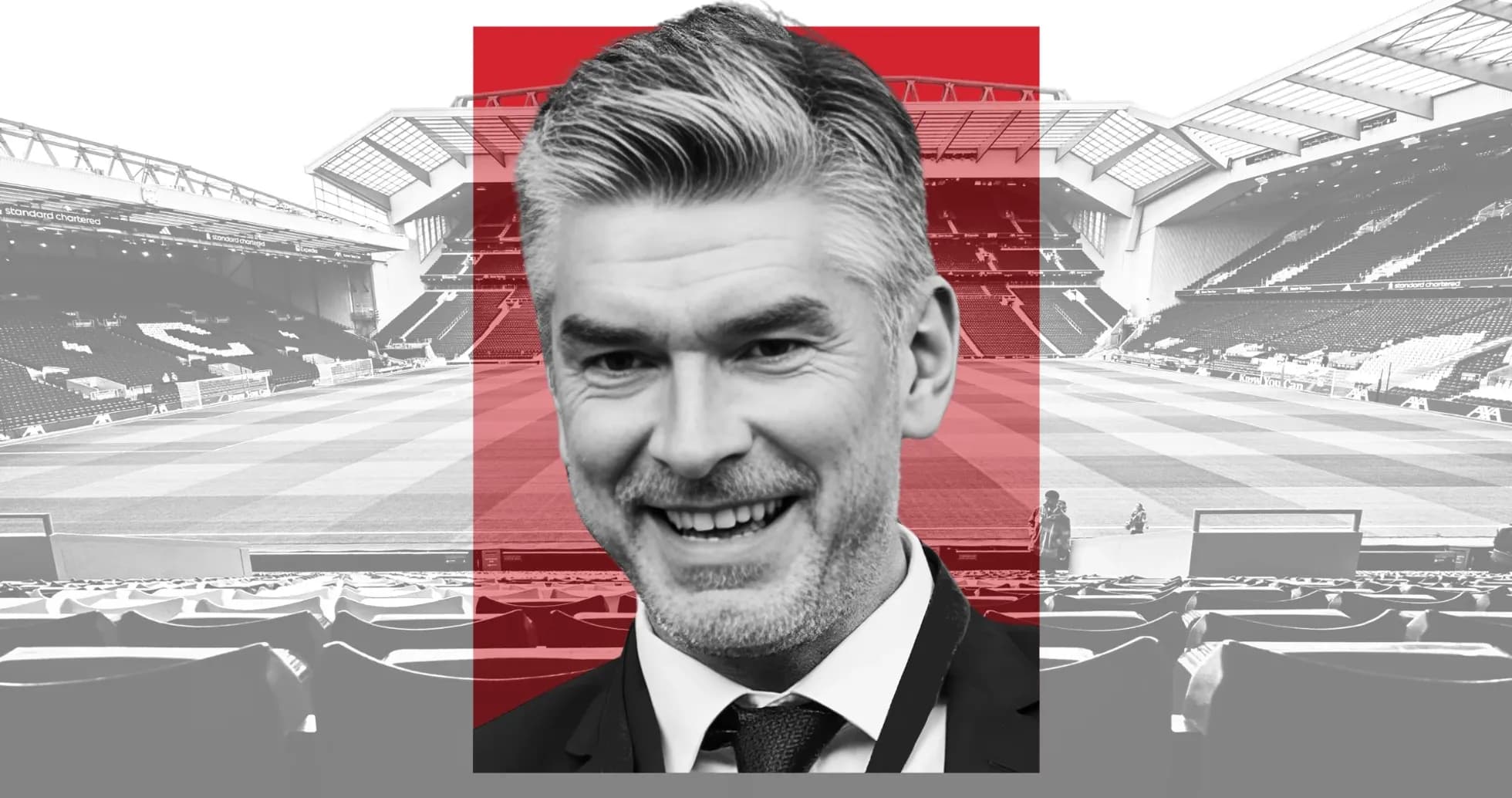Person souriant devant un stade de football vide