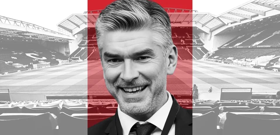 Person souriant devant un stade de football vide