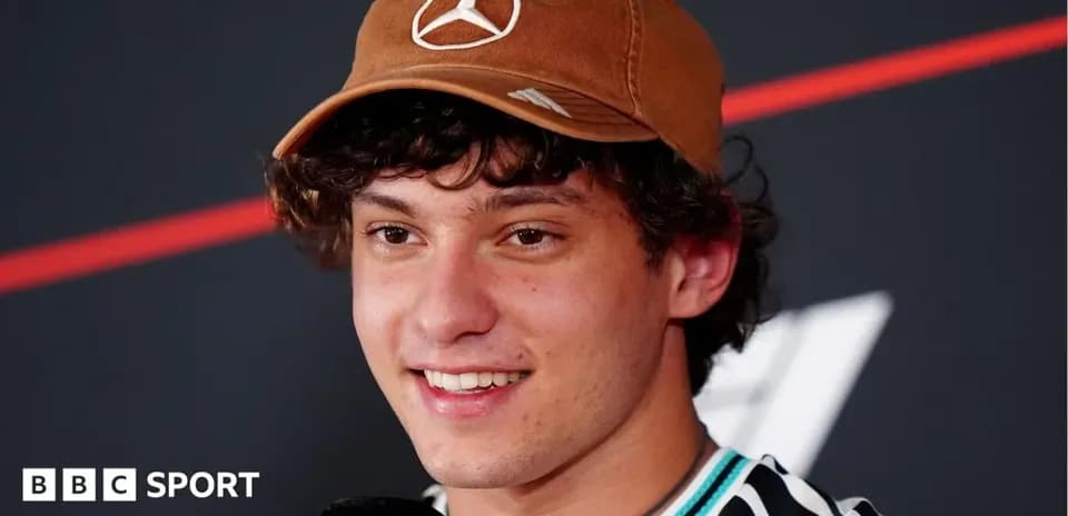 Jeune homme souriant en interview avec un chapeau